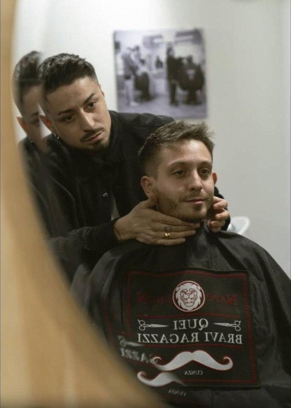 Un taglio in corso da Quei Bravi Ragazzi, visto allo specchio