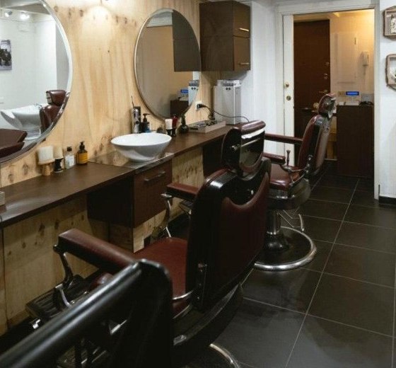 Le poltrone da barbiere bordeaux di Quei Bravi Ragazzi in Via Tiraboschi 2 a Milano